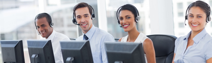 Personas en un centro de llamadas con auriculares puestos